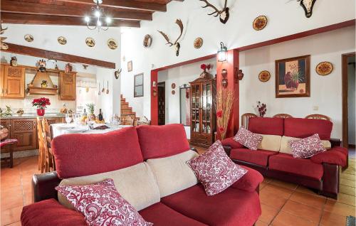 un soggiorno con divano rosso e tavolo di Pet Friendly Home In Peaflor With Wifi a Peñaflor