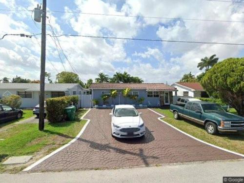 une voiture garée dans un parking en face d'une maison dans l'établissement Miami Private Family Home Apt 1, à Tamiami