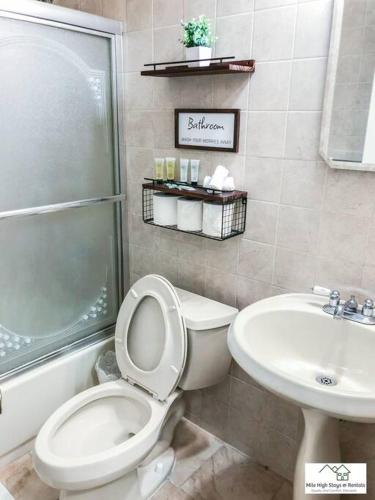 La salle de bains est pourvue de toilettes et d'un lavabo. dans l'établissement Miami Private Family Home Apt 1, à Tamiami