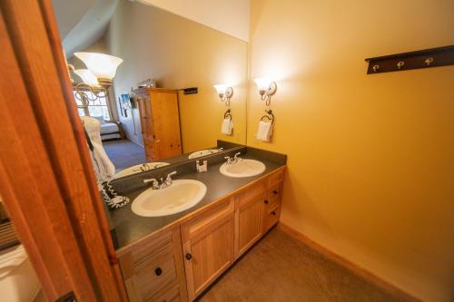 a bathroom with two sinks and a large mirror at Buffalo Lodge 8413 in Keystone