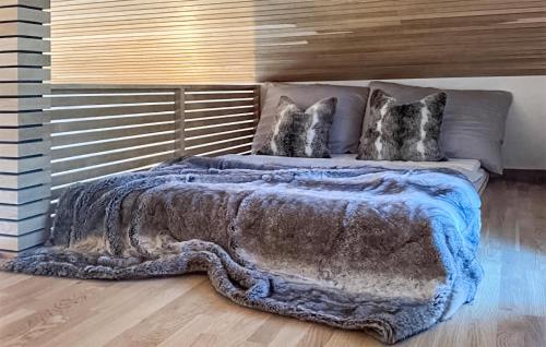 ein Schlafzimmer mit einem Bett mit einer Decke und Kissen in der Unterkunft Lovely Home In Geilo With Kitchen in Dagali