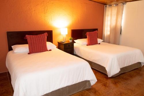 Cama ou camas em um quarto em Inari Hostal
