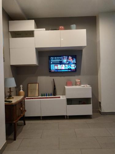 salon z telewizorem na ścianie w obiekcie Maison de ville à 10 minutes de Paris w mieście Nanterre