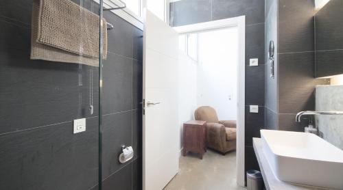 バルセロナにあるApartsNouBcn Industria-Graciaのバスルーム(洗面台、鏡付)