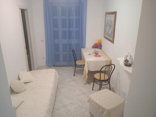 una pequeña sala de estar con mesa y sillas. en Blu lapislazzuli, en Sorrento