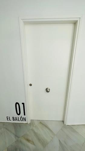 a white door with a sign that reads oh london at Apartamentos GADIR CENTRO in Cádiz