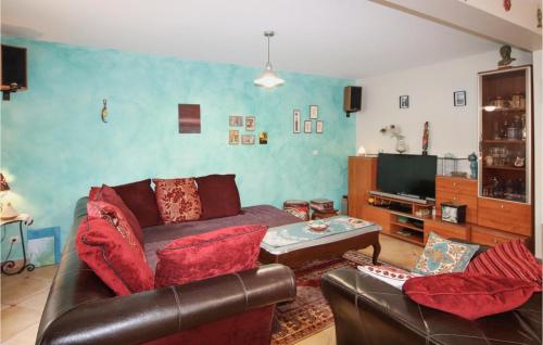 un salon avec un canapé et une télévision dans l'établissement Lovely Home In Martigues With Wifi, à Martigues