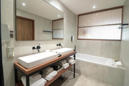 Koupelna v ubytování Golden Tulip Porto-Vecchio
