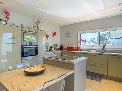Zdjęcie z galerii obiektu Maison contemporaine à Étel - 130 m² - Calme, proche centre et plages, terrasse ensoleillée et jardin - FR-1-479-147 w mieście Étel