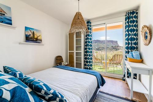 une chambre avec un lit et une fenêtre avec vue dans l'établissement Le Bosquet 3 par Dodo-a-Cassis, à Cassis