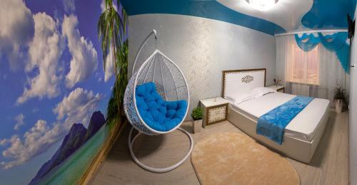 Luxury apartment Sicheslavska street في كريفوي روغ: غرفة نوم مع سرير ومرجيح