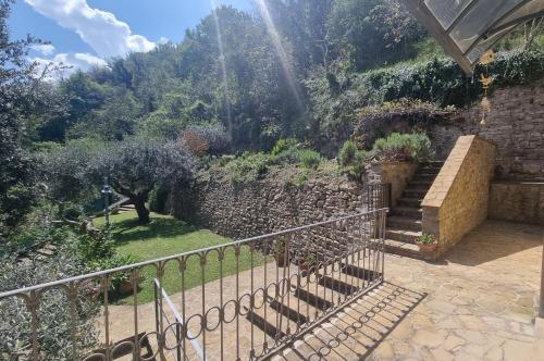 a set of stairs leading up to a stone wall at Fontecorona Bed and Breakfast in Serra San Quirico