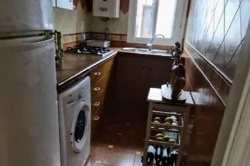 uma cozinha com um lavatório, um fogão e uma máquina de lavar louça em Casa Lucas em Vejer de la Frontera