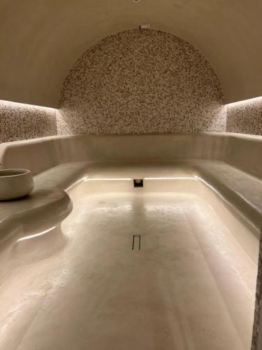Hotel Club Bucovina Resort & Spa في جورا هومورولوي: حوض استحمام في غرفة مع