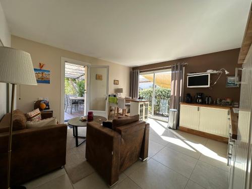 un salon avec deux canapés et une table dans l'établissement Le Bastidon, à Sanary-sur-Mer