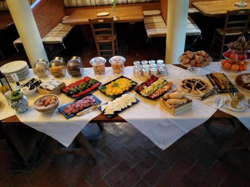 una mesa con muchos tipos diferentes de comida en ella en Agriturismo Trerè, en Faenza