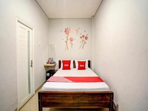 Postel nebo postele na pokoji v ubytování Super OYO Capital O 92506 K1 Residence Gedangan
