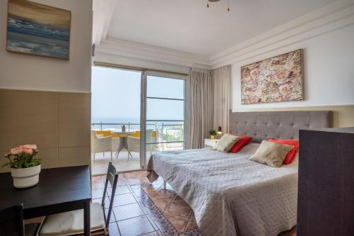 una camera con letto e vista sull'oceano di Orlando Dream Sunset 703 by VivaTenerife ad Adeje