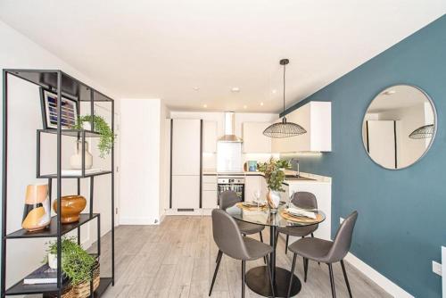 a kitchen and dining room with a table and chairs at Hemel Apartments- Elite Escape in Hemel Hempstead