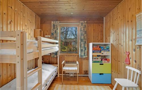 1 Schlafzimmer mit 2 Etagenbetten und einem Kühlschrank in der Unterkunft Nice Home In Spttrup With House Sea View in Spottrup
