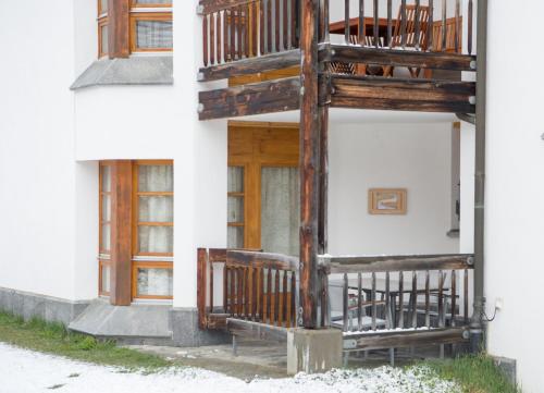 a building with a fire escape on the side of it at Schweizerhof 604 mit Zugang zum Familienbad Lenzerheide in Lenzerheide