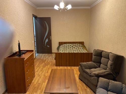 uma sala de estar com um sofá e uma cama em Apartment in OLD TBILISI em Tbilisi