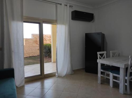 ein Wohnzimmer mit einer Glasschiebetür zu einer Terrasse in der Unterkunft The Sharm House in Sharm El Sheikh