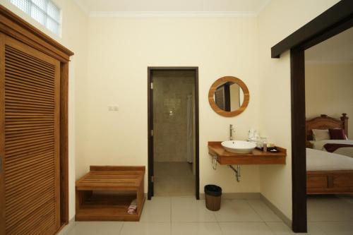a bathroom with a sink and a mirror at Swastika Bungalows in Sanur