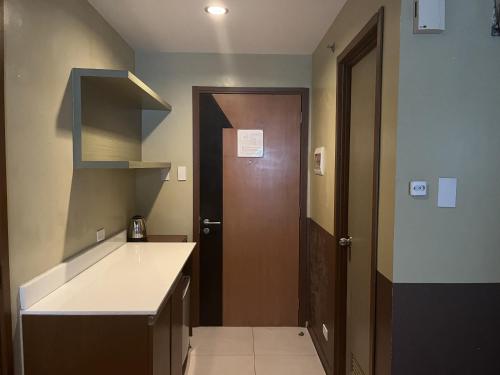 une cuisine avec une porte, un comptoir et un couloir dans l'établissement Studio Type Condotel, à Tagaytay