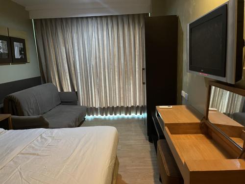 Cette chambre comprend un lit et une télévision à écran plat. dans l'établissement Studio Type Condotel, à Tagaytay
