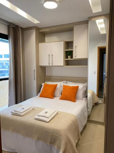 1 dormitorio con 1 cama con 2 toallas en Local 301 Apartment, en Río de Janeiro
