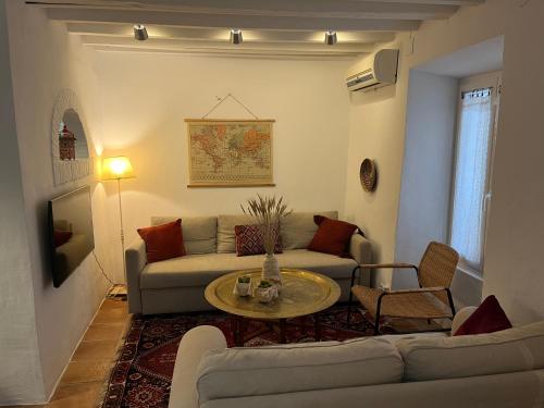 ein Wohnzimmer mit einem Sofa und einem Tisch in der Unterkunft Town house with roof terrace - Old Town in Marbella