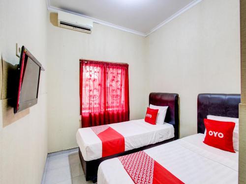 Giường trong phòng chung tại OYO 92511 Griya Dias Syariah