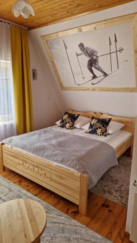 ザコパネにあるEmiliaのベッドルーム1室(スキーヤーの写真を撮ったベッド1台付)