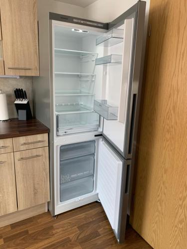 um frigorífico vazio com a porta aberta numa cozinha em Ferienwohnung Frieda Thüringen em Brotterode