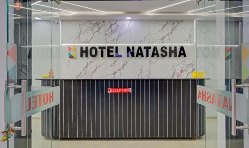 um sinal de Hotel Katasia numa parede de um edifício em Itsy By Treebo - Natasha - Vesu, Surat em Surat
