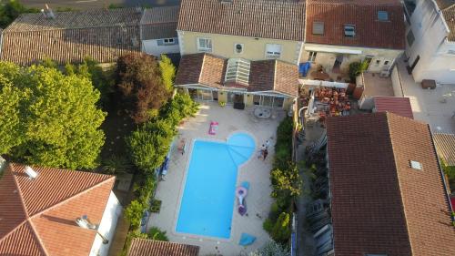 an overhead view of a swimming pool in a house at Bienvenue chez Lilaroma in Mérignac