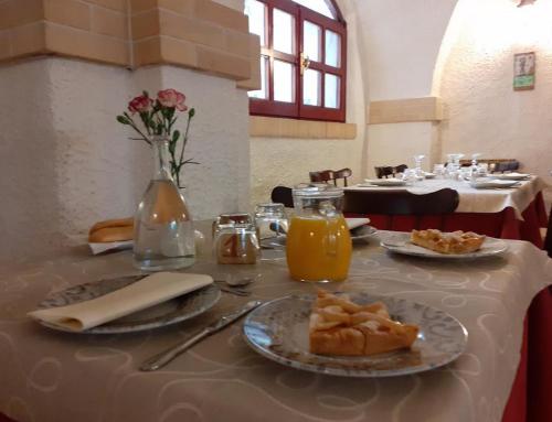 una tavola con piatti di cibo e succo d'arancia di Pier Delle Vigne B&B a Pineto