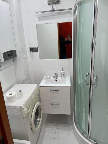 La salle de bains est pourvue d'un lave-linge et d'un lavabo. dans l'établissement MIESZKANIE, à Sianów