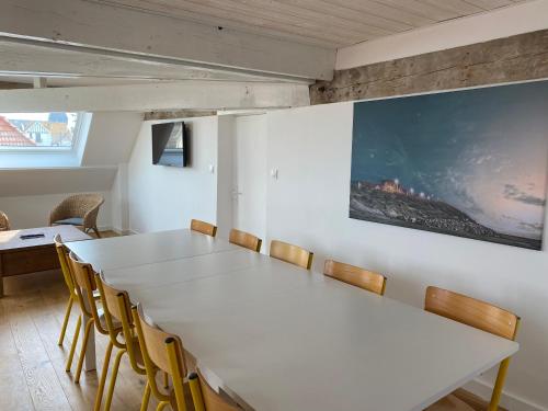 - une salle de réunion avec une table et des chaises blanches dans l'établissement Opale Villa Appartement dans villa architecte 200m de la plage, à Merlimont