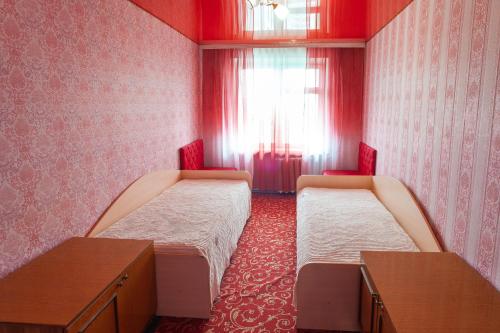um quarto de hospital com duas camas e uma janela em Apartment Mira 35 em Kryvyi Rih