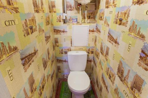een badkamer met een wit toilet in een kamer bij Apartment Mira 35 in Krivoy Rog