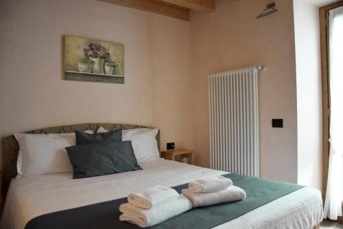 1 dormitorio con 1 cama con toallas en La Tana del Tasso Rooms&Breakfast, en Camerata Cornello