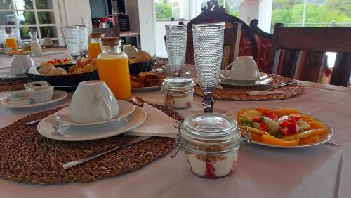 ein Tisch mit Tellern voller Speisen und Getränken in der Unterkunft Santa Maria Casa Nostra in Sintra