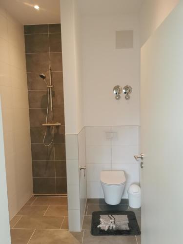 uma casa de banho com um WC e um chuveiro em Nr 1 Ferienwohnung am Teutoburger Wald 