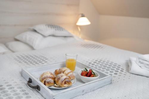 Postel nebo postele na pokoji v ubytování Pensjonat Przy Deptaku w centrum Polanicy Zdrój