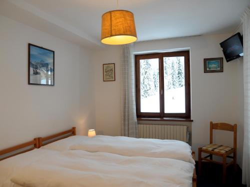 A bed or beds in a room at Hotel Pensione Dolomiti