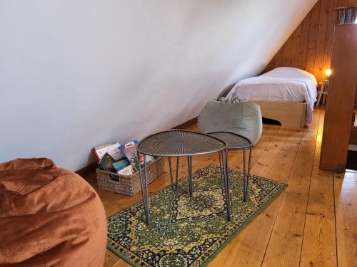 貝布勒南的住宿－Le Gambrinus Restaurant et Chambres d hôtes，一间房间,配有两把椅子和一张桌子,铺在地毯上