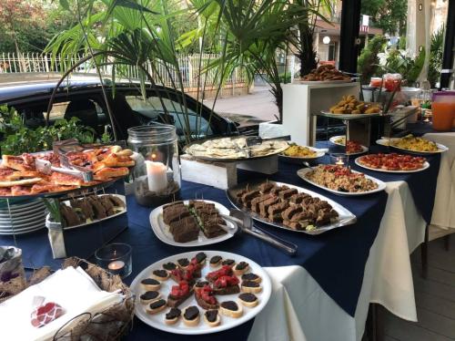 een tafel met veel borden eten erop bij Bed and Breakfast Villa Giovanna in Rimini