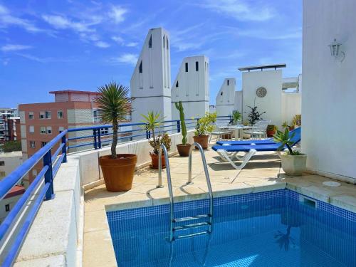 una piscina en la azotea de un edificio en Seaside Penthouse, en Marbella